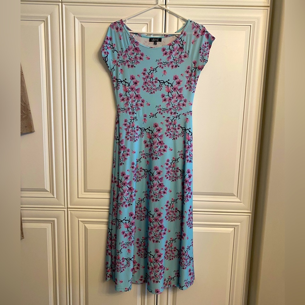 LBISSE SIZE MEDIUM BLUE FLORAL SCOOP NECK MIDI DRESS